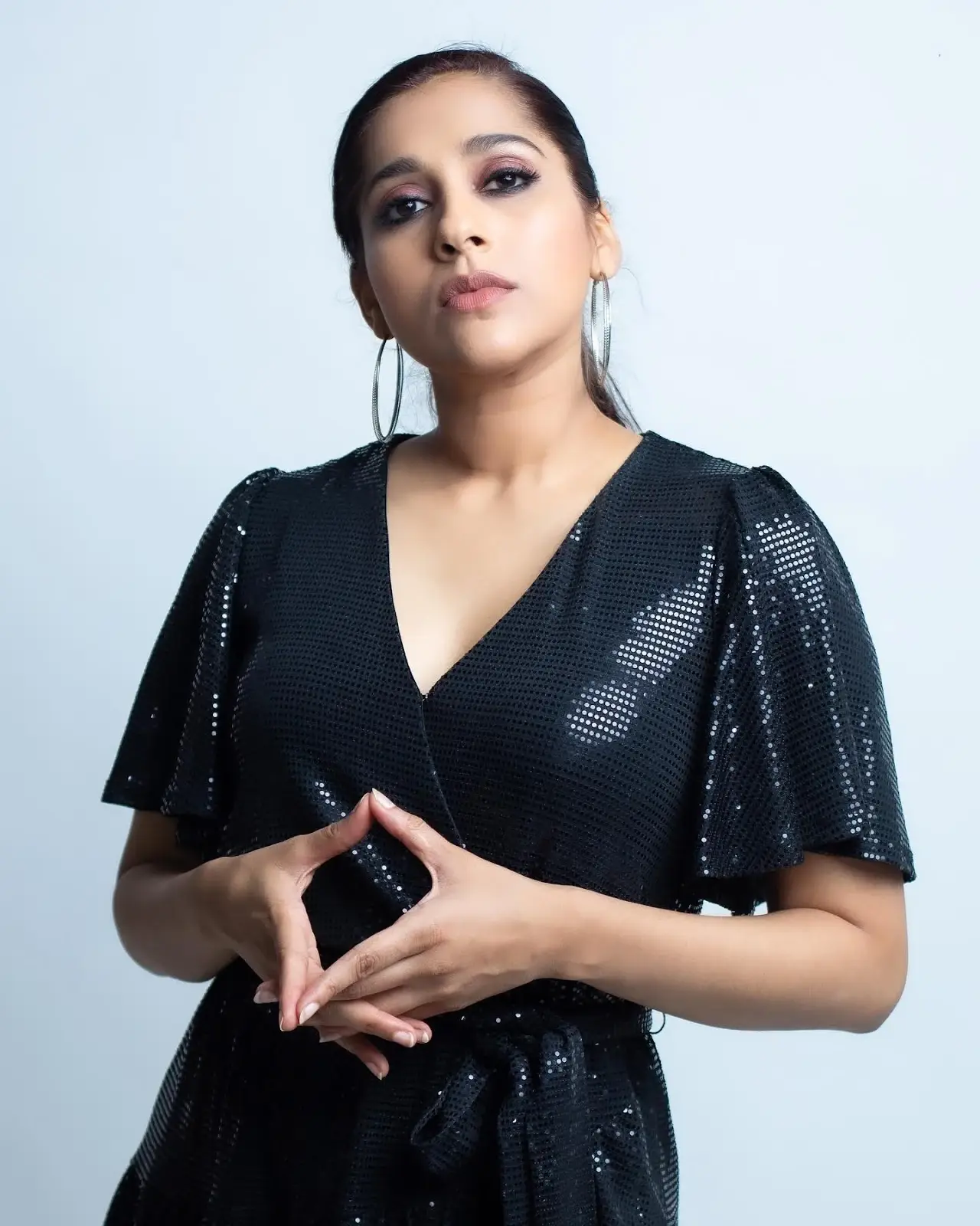 RASHMI GAUTAM LONG LEGS SHOW IN MINI BLACK SKIRT 8